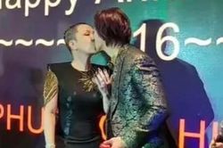 Kỉ niệm 16 năm ngày cưới, ông xã quỳ gối cầu hôn Việt Hương, còn 'khóa môi' ngọt ngào