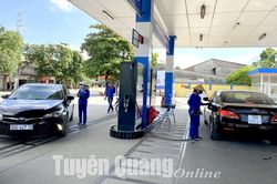 Người tiêu dùng phấn khởi khi giá xăng, dầu giảm