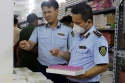 Lật tẩy thủ đoạn 'thay tên đổi họ' sản phẩm kính áp tròng giá bèo thành hàng hiệu Hàn Quốc