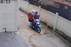 Bắt đối tượng 'đá nóng' xe máy cùng hàng hóa của người giao hàng