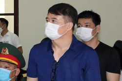 Buôn lậu 200 triệu lít xăng: Cựu đại tá biên phòng khai bị ép cung