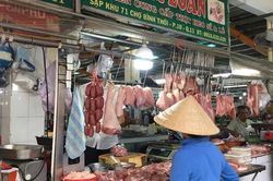 Người dân TP HCM bất ngờ khi giá xăng giảm hơn 3.000 đồng/lít, giá thực phẩm vẫn tăng vọt
