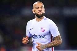 Dani Alves: 'Barca không quan tâm tới cầu thủ làm nên lịch sử'