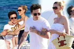 Vừa ôm hôn Brooklyn Beckham say đắm, Nicola Peltz lại thân thiết khoác tay trai lạ