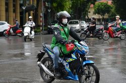 Hà Nội: Giá xăng giảm, tài xế công nghệ vẫn chưa thể 'thở phào'