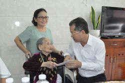 Bí thư Thành ủy Nguyễn Văn Quảng thăm, tặng quà người có công với cách mạng