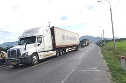 Va chạm với xe đầu kéo, người điều khiển mô tô tử vong