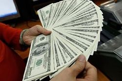 Giá USD lập mốc cao mới, vượt 24.200 đồng