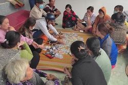 16 con bạc chui vào nhà mồ... sát phạt