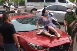 Trèo lên nắp capo chụp ảnh chồng đi cùng người phụ nữ