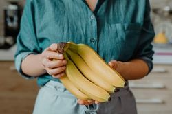 Ra mắt nhà bạn trai, cô gái bị chê không đứng đắn vì...ăn chuối