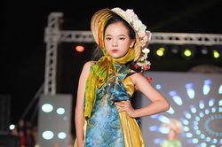 Dàn mẫu nhí sải bước tự tin trong show thời trang ở miền núi