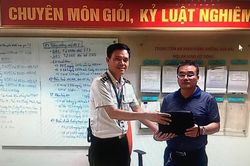 Nhân viên sân bay Nội Bài trao trả hàng nghìn tài sản của khách
