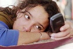 Đóng giả tình cũ nhắn tin 'mời gọi' chồng và cái kết không thể thú vị hơn