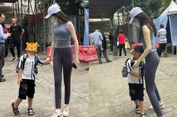 Người mẹ mặc đồ tập bó sát cơ thể đến đón con trai, có thái độ ngạc nhiên khi bị mọi người 'săm soi'