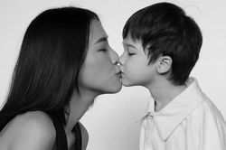 Khoảnh khắc ngọt ngào của Hoàng Oanh bên quý tử đầu lòng khiến ai cũng xúc động