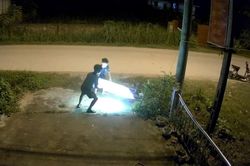 Thấy bảng hiệu bị ngã ở bên đường, 2 bé trai có quyết định bất ngờ