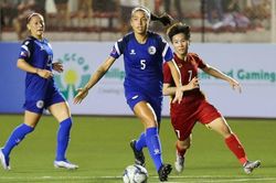 Đá trên sân cỏ nhân tạo, tuyển nữ Việt Nam thua đậm Philippines 0-4 ở bán kết AFF Cup 2022