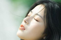 Tôi vừa bế con rời tòa, mẹ chồng đã đứng chờ đưa cho 200 triệu