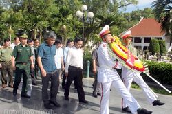 Đoàn cán bộ tỉnh Lai Châu dâng hương tri ân các anh hùng liệt sĩ tại Điện Biên