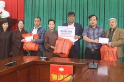 Hội Phật pháp Việt Nam Tâm Nguyện tặng quà cho các gia đình chính sách