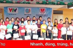 Trao quà cho học sinh có hoàn cảnh khó khăn