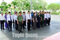 Đoàn công tác tỉnh Tuyên Quang dâng hương các nghĩa trang liệt sỹ tại tỉnh Điện Biên