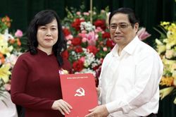 Thủ tướng trao Quyết định Quyền Bộ trưởng Bộ Y tế cho bà Đào Hồng Lan