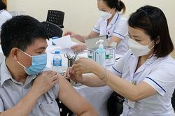 Sáng 15/7: Biến thể phụ BA.5 có khả năng lẩn tránh hệ miễn dịch tốt hơn, cần đẩy nhanh tiêm vaccine COVID-19 mũi 3 và 4