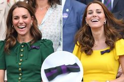 Chiếc nơ Công nương Kate Middleton đeo có ý nghĩa gì mà chỉ một vài người mới có?