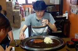 Ăn 2 kg cơm cà ri trong chưa đầy 2 phút