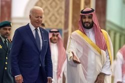 Ông Biden cụng tay với thái tử Saudi Arabia
