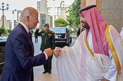 Cái cụng tay khiến ông Biden gặp sóng gió