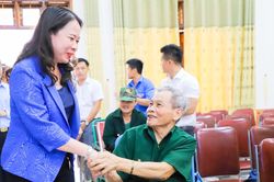 Phó Chủ tịch nước Võ Thị Ánh Xuân thăm, tặng quà thương, bệnh binh tại Nghệ An