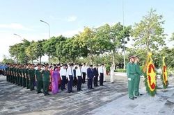 Thủ tướng Chính phủ Phạm Minh Chính dâng hương tưởng niệm các Anh hùng - Liệt sĩ tại Hậu Giang