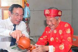 Bí thư Thành ủy TPHCM Nguyễn Văn Nên thăm, mừng đại thọ nhà nghiên cứu Nguyễn Đình Tư