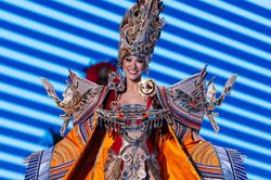 Trang phục dân tộc đẹp mắt nhưng Kim Duyên lại bị Miss Supranational ghẻ lạnh, xuất hiện vỏn vẹn vài giây