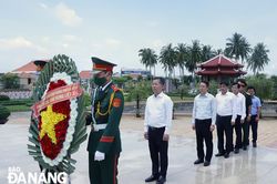 Bí thư Thành ủy Nguyễn Văn Quảng dâng hương các anh hùng liệt sĩ