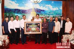 Đoàn đại biểu cấp cao tỉnh Sơn La chào xã giao lãnh đạo tỉnh U Đôm Xay