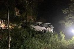 Tai nạn thảm khốc xe khách lật xuống vực, 3 người chết, hàng chục người bị thương