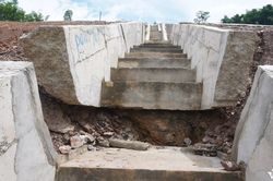 Công trình gần 40 tỷ đồng đe dọa vùi lấp trường học ở Thanh Hóa