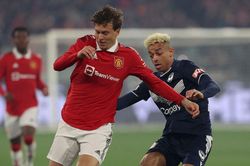 Chuyển nhượng 17/7: MU sẽ chia tay 2 trung vệ, Kane cam kết gắn bó với Tottenham