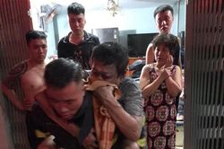 Cứu thoát 4 người trong ngôi nhà bốc cháy giữa đêm