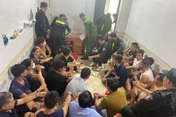 Đột kích 'sới bạc', bắt quả tang 14 đối tượng đang đánh xóc đĩa