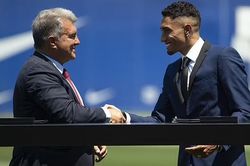 Barcelona vẫn cần thêm nhiều tiền để đăng ký tân binh