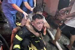 Cháy ở Hà Nội: Cứu 4 người an toàn trong đám cháy ở phường Phúc Tân
