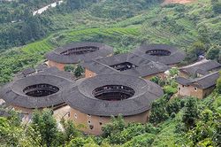 Bí hiểm vùng đất Trung Quốc có loạt pháo đài bất khả xâm phạm