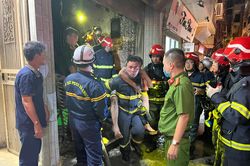 Hà Nội: Giải cứu kịp thời 4 người mắc kẹt trong đám cháy lúc nửa đêm