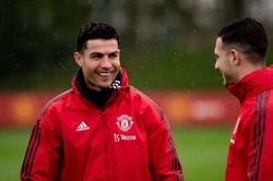 Huyền thoại của Man United: 'Quỷ đỏ nên bán Ronaldo để mua 3 cầu thủ'
