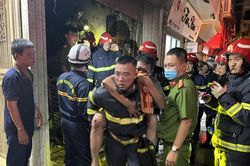 Cõng người thoát ra từ đám cháy, chiến sĩ vỡ òa khi nạn nhân nhăn nhó